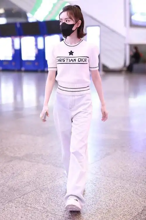 毛晓彤走机场,穿短袖针织衫下搭牛仔裤,一点都看不出33岁