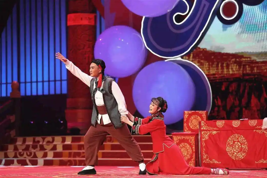 戏码头连理绽放二人台草原高歌并蒂开