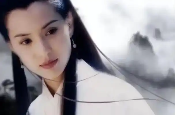 之后的李若彤事业直线飞升,片约不断,可季天笙依旧是个小透明.