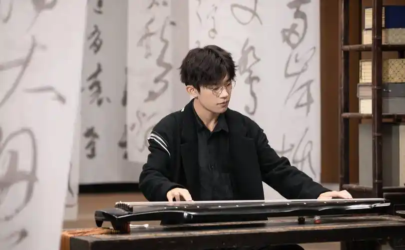 易烊千玺19岁生日应援开始了,他的名字闪耀在高楼上,灯光秀很酷