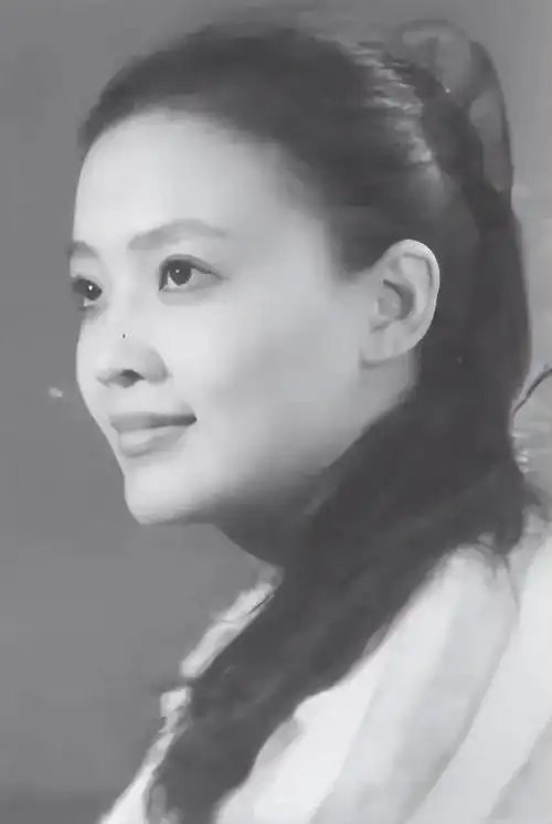 1967年,9岁的她跟随母亲和继父从北京下放到湖北农村,度过了10年光阴