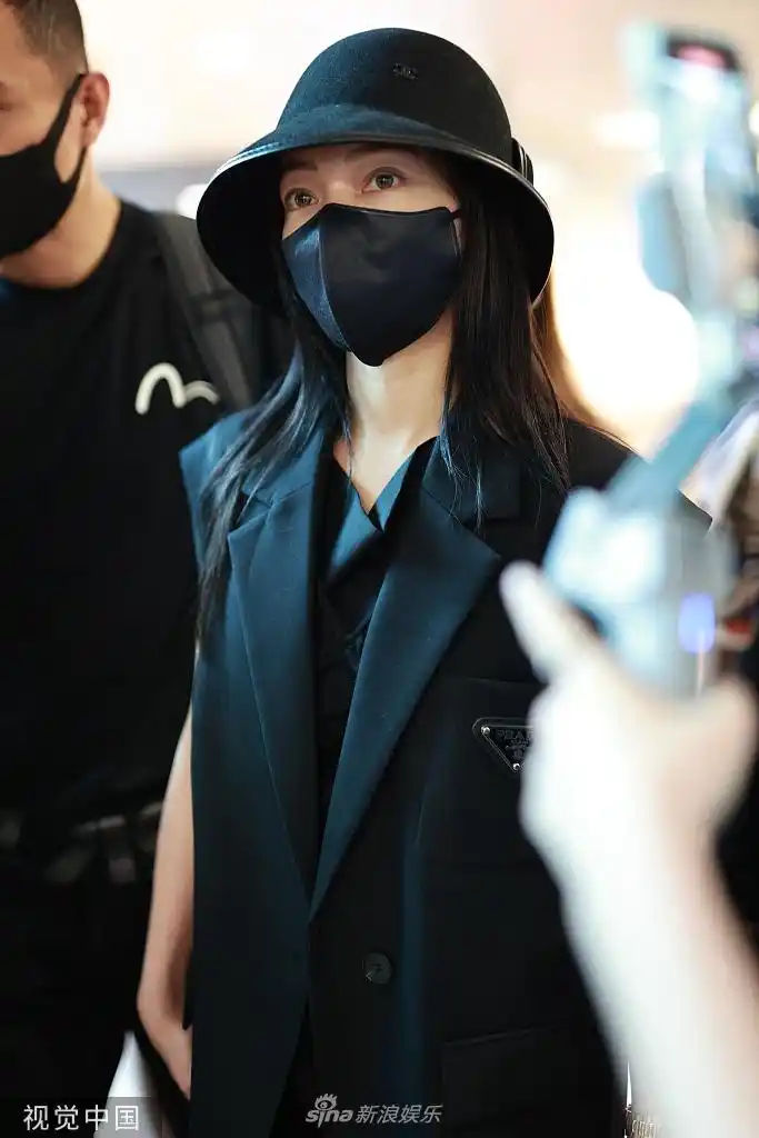 组图:张韶涵黑色西装马甲又甜又飒 戴渔夫帽秀纤细脖颈气质满分