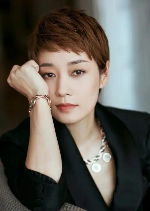 这几年各路女明星都开始剪掉长发,而马伊琍早在12年前出演《奋斗》中