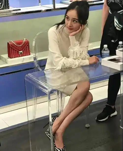 杨幂穿超短裙出席活动,坐透明凳子的姿势火了,一般女生学不来_情商