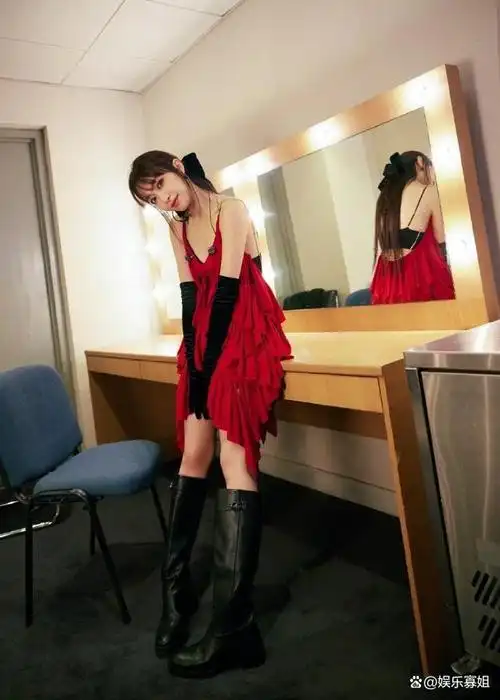 今晚举行的星光大赏,宋茜身穿红色吊带短裙,黑色丝绒长手套,搭配魅惑