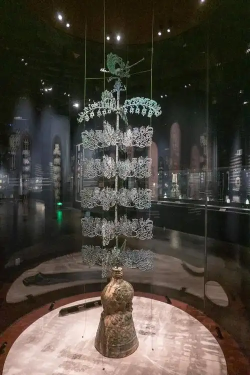 三星堆里的摇钱树,造型各异,还有九只鸟