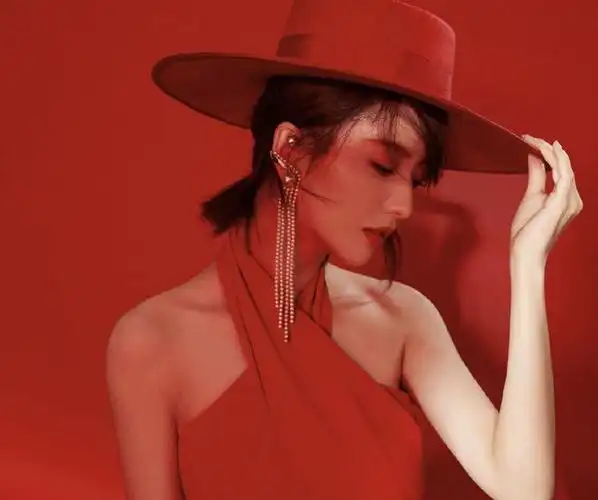 佟丽娅近照美出新高度红色西装魅力十足美得像初恋一样