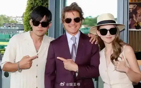 照片中周杰伦和昆凌站在阿汤哥身旁,周杰伦把手搭在阿汤哥肩上,二人