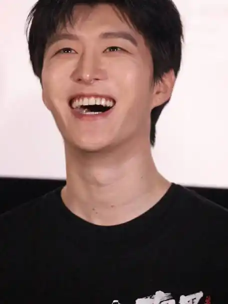 范丞丞超话#范丞丞俞青#  240606首映礼 笑的好甜[锦鲤附体]@范丞丞