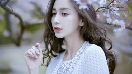 原创angelababy晒樱花自拍杨家将没想到杨颖的春天如此精彩
