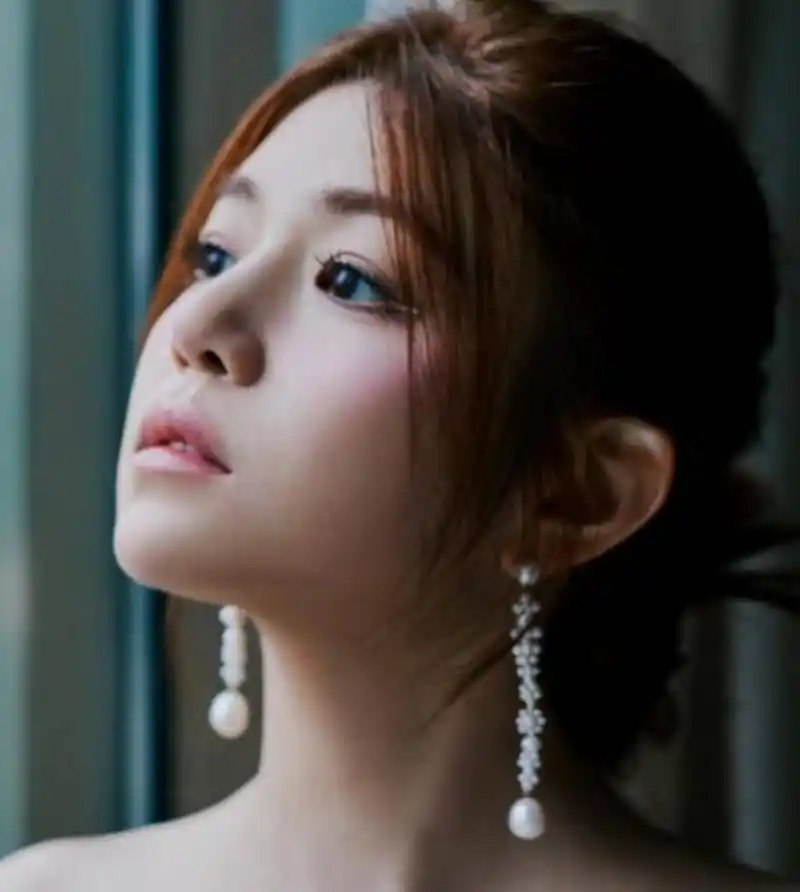 华丽的裙子上点缀着点点亮片,看起来像个珍珠黑天鹅公主,陈妍希还配了