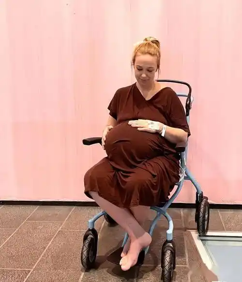 丹麦妈妈晒三胞胎孕肚横向生长布满血丝几乎悬浮身体之外