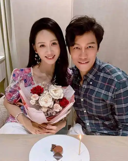 陈乔恩和老公庆祝恋爱6年及婚礼1周年,二人世界好浪漫,有夫妻相