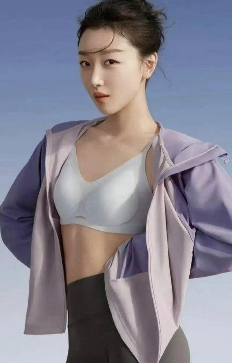 骨感身材的女星周冬雨,据说她的体重常年维持在70斤左右,这样的身材