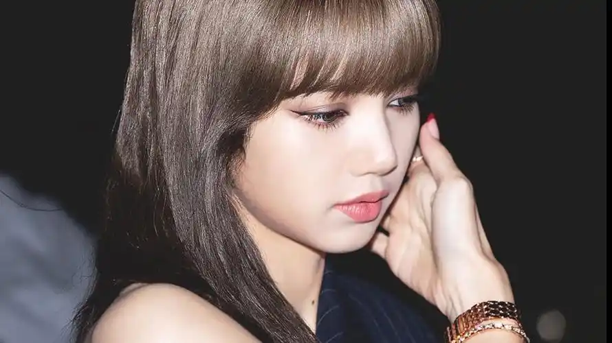 防弹少年团的田柾国泪洒演唱会舞台内外,blackpink的lisa的惊人反应.