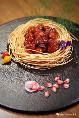 要做好意境菜,光会做菜不行,还要会做画,食材选材讲究,步骤繁多,制作