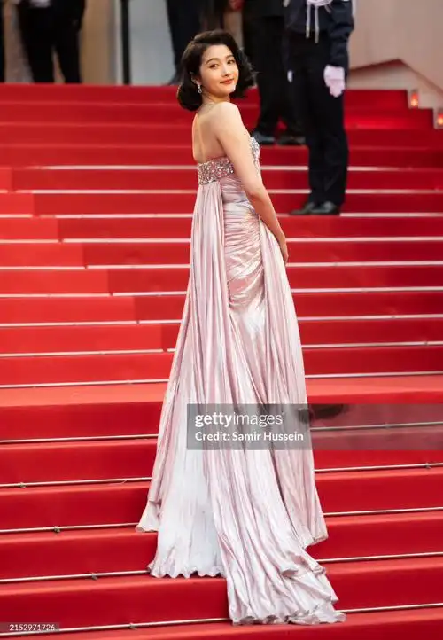 关晓彤戛纳古董高定##关晓彤戛纳##关晓彤戛纳红毯短发造型