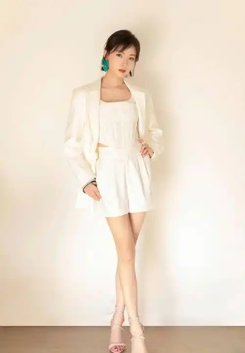 万茜|高跟凉鞋显腿长_魅力_双腿_成为了