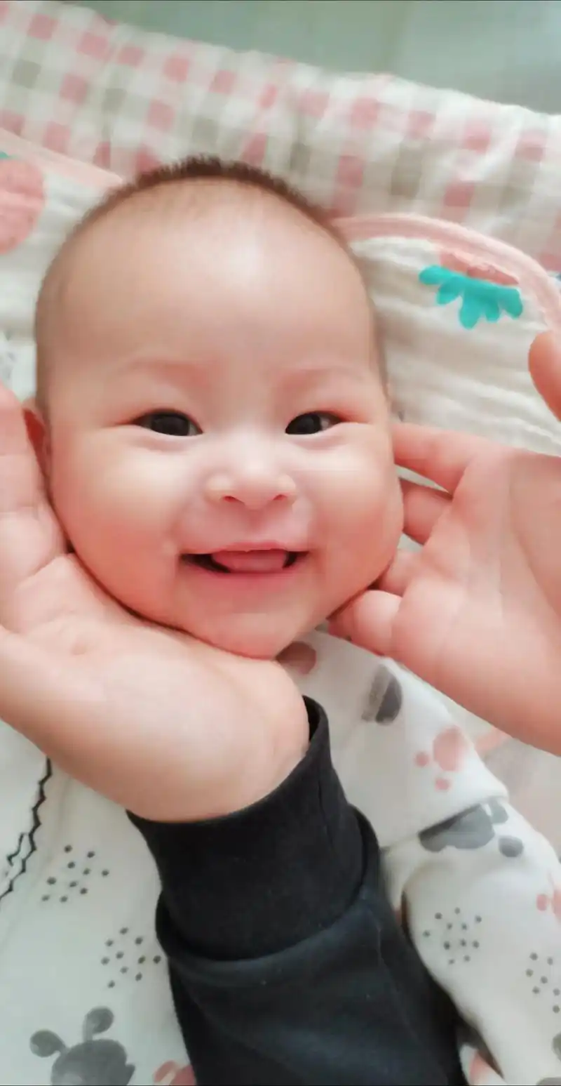 7815襁褓中的小婴儿慢慢一点点长大 7815长一点忘一点爱却