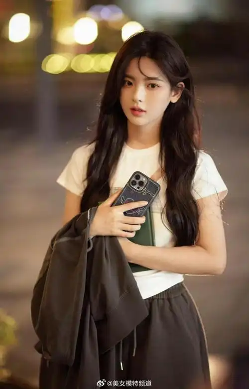 杨超越街头校园风写真温柔灵动