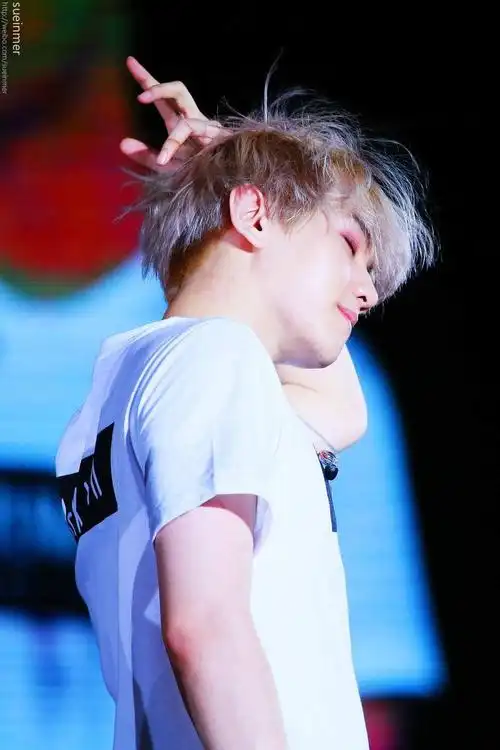 求边伯贤哭的美图,像这副图的背景图,谢谢亲故们啦()