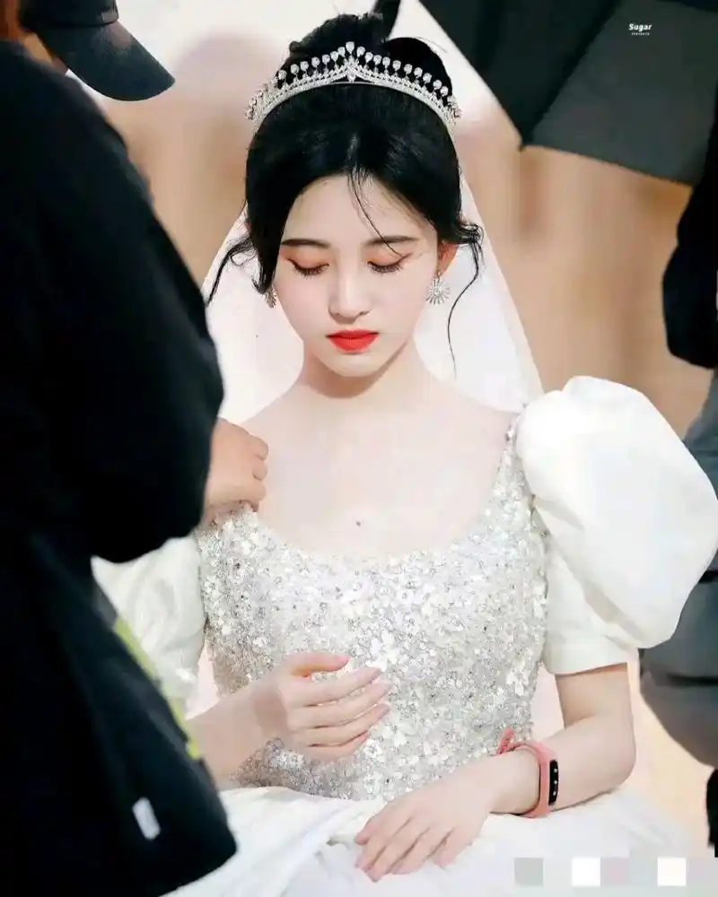 鞠婧祎婚纱造型甜美迷人,每个女孩都有一个婚纱梦,只是随着时间的推移