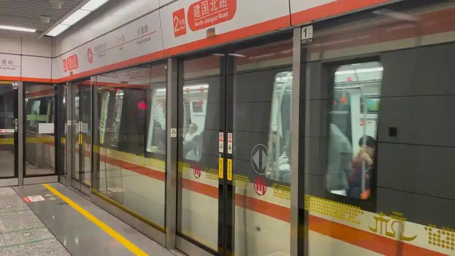 杭州地铁2号线02061号车出建国北路站