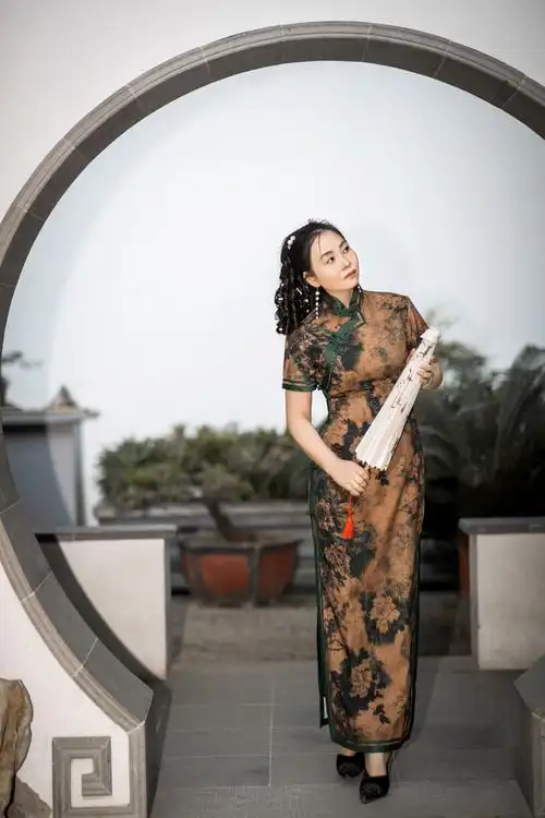 穿旗袍的女人,是一朵古典的花