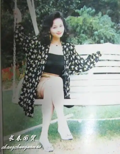 她以模特身份出道曾是最红的挂历女郎如今50岁依然优雅美丽