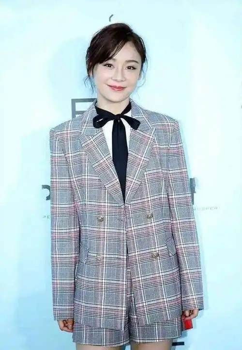 当165袁姗姗撞衫167李沁终于知道铅笔腿和筷子腿的差距了