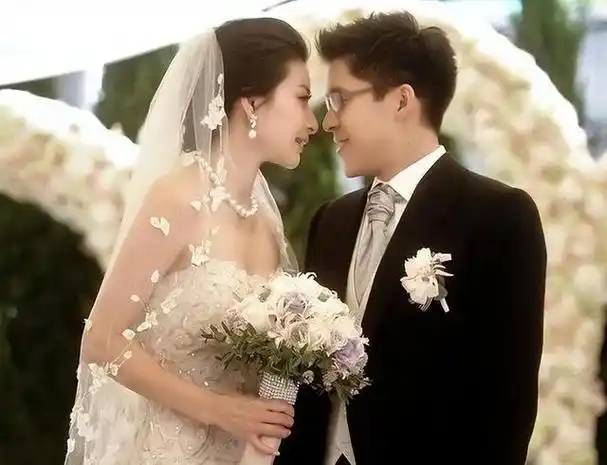 郭晶晶婚照惊艳全场,伴娘团尽显皇室风范!