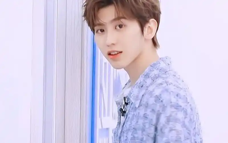 蔡徐坤春日清爽冰淇淋色系帅气写真,大陆明星-回车桌面