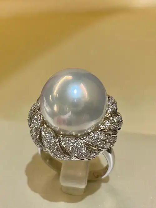 的一款澳白珍珠戒指尺寸14-15mm属于澳白里面的大尺寸了18k金精工镶嵌
