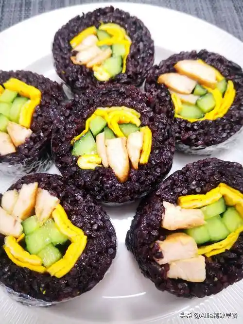 可以外带的紫米饭团,有荤有素,软糯劲道又饱腹,简单无难度