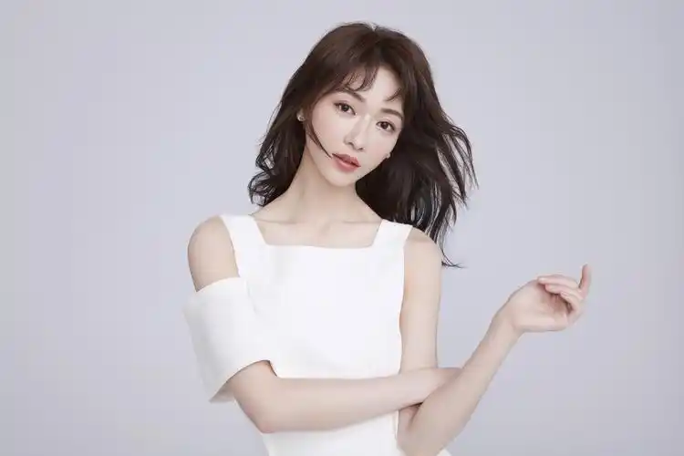 吴谨言生日大片曝光白色露肩长裙清新优雅