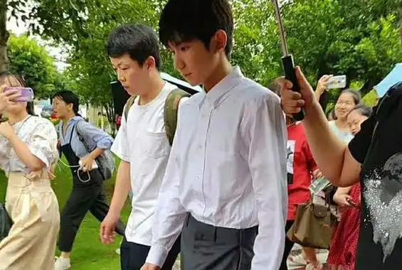 王源武装严实与助理现身商场