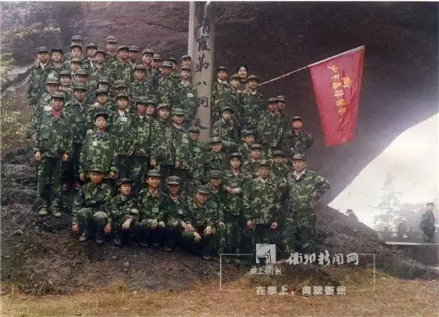 2001年学生到烂柯山远足拉练宣传环境保护 资料图片