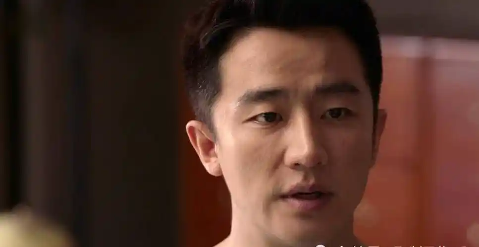 完美关系黄轩母亲首次露面身边跟着小20岁男友佟丽娅看呆太美了