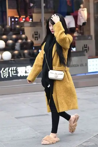 穿着风衣出门却光脚穿拖鞋是冷还是热