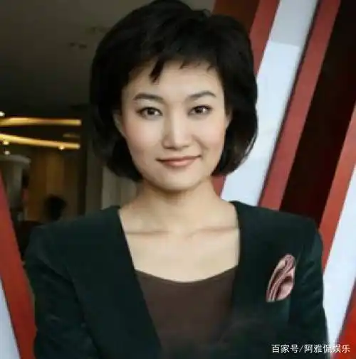 她是《新闻联播》主持人,摘下戴了13年的假发,减龄10岁不止!