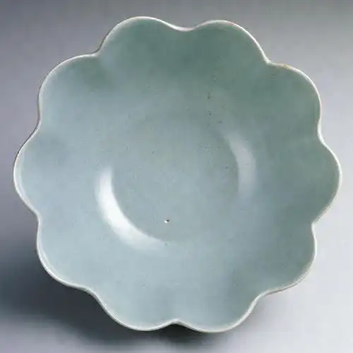 北宋汝窑莲花式温碗(工业产品)