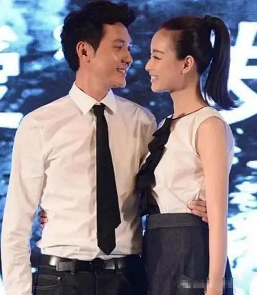 后来冯绍峰还曾被媒体拍到过夜会嫩模↓2016年初,冯绍峰与林允牵手