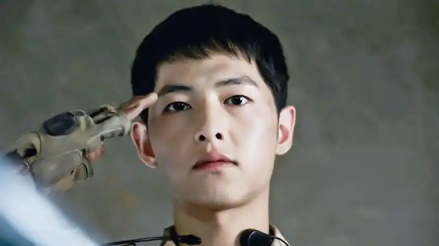 宋仲基《太阳的后裔》第八集行军礼剧照桌面壁纸下载