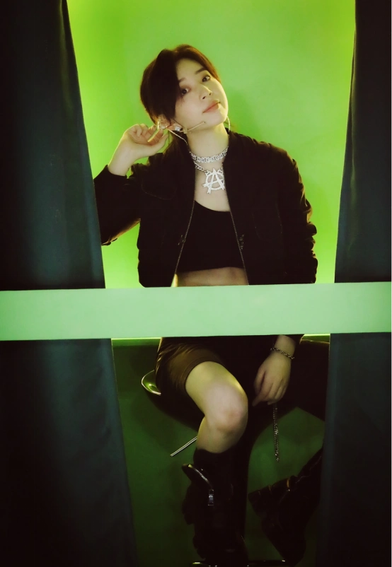 李斯丹妮的机车造型是真的辣,露腰又露腿,身材好果然敢穿