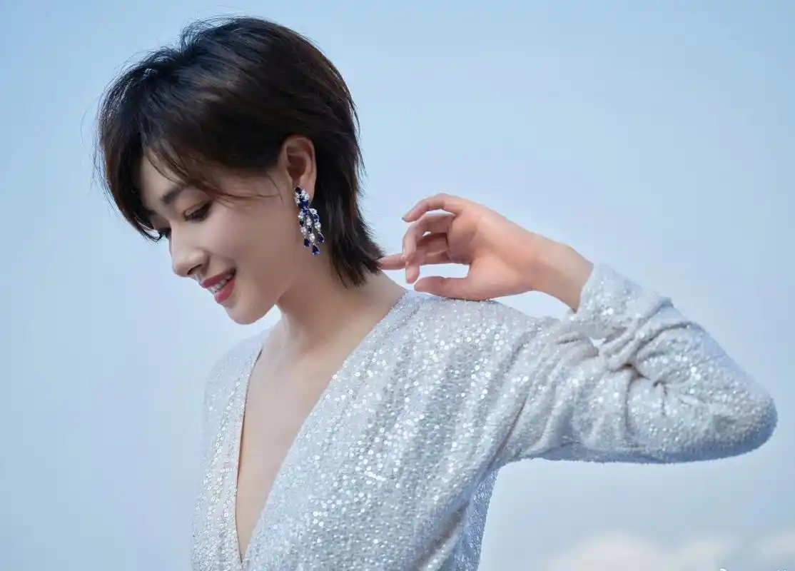 万茜短发搭配这件白色开叉长裙好显气质,小伙伴们感觉怎么样?