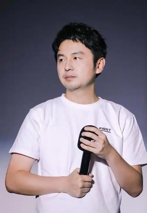 演员雷佳音,老婆是吵架吵来的,和岳母处得像姐弟