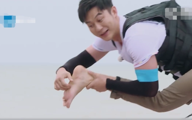 《奔跑吧》挑战吊威亚"脱袜",李晨挠脚底板,朱亚文大喊脚抽筋