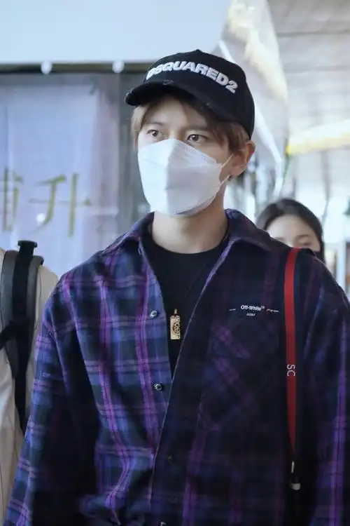 任嘉伦现身机场飞上海 低调休闲look挡不住闪亮大眼睛