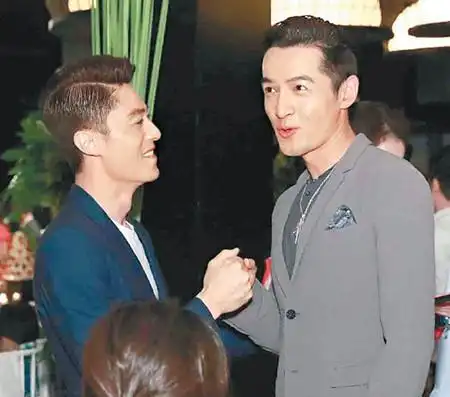 前几天情人节,胡歌和霍建华为《时尚芭莎》杂志拍摄的一组写真曝光