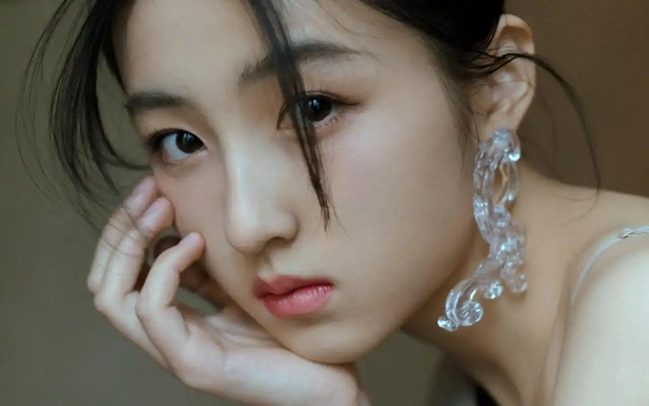 张子枫清新甜美写真桌面壁纸